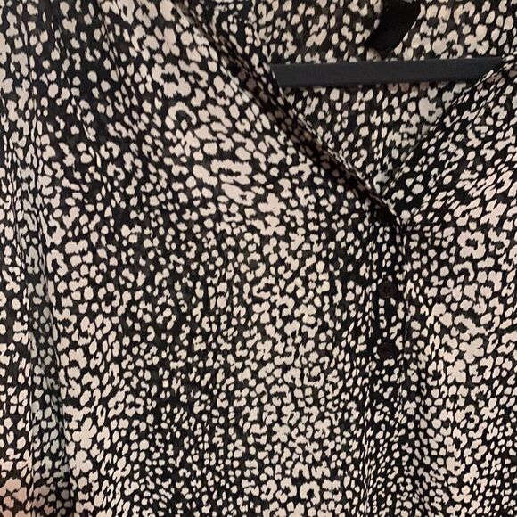 GUC black and white light blouse. Material is see through size M - Picture 2 of 3